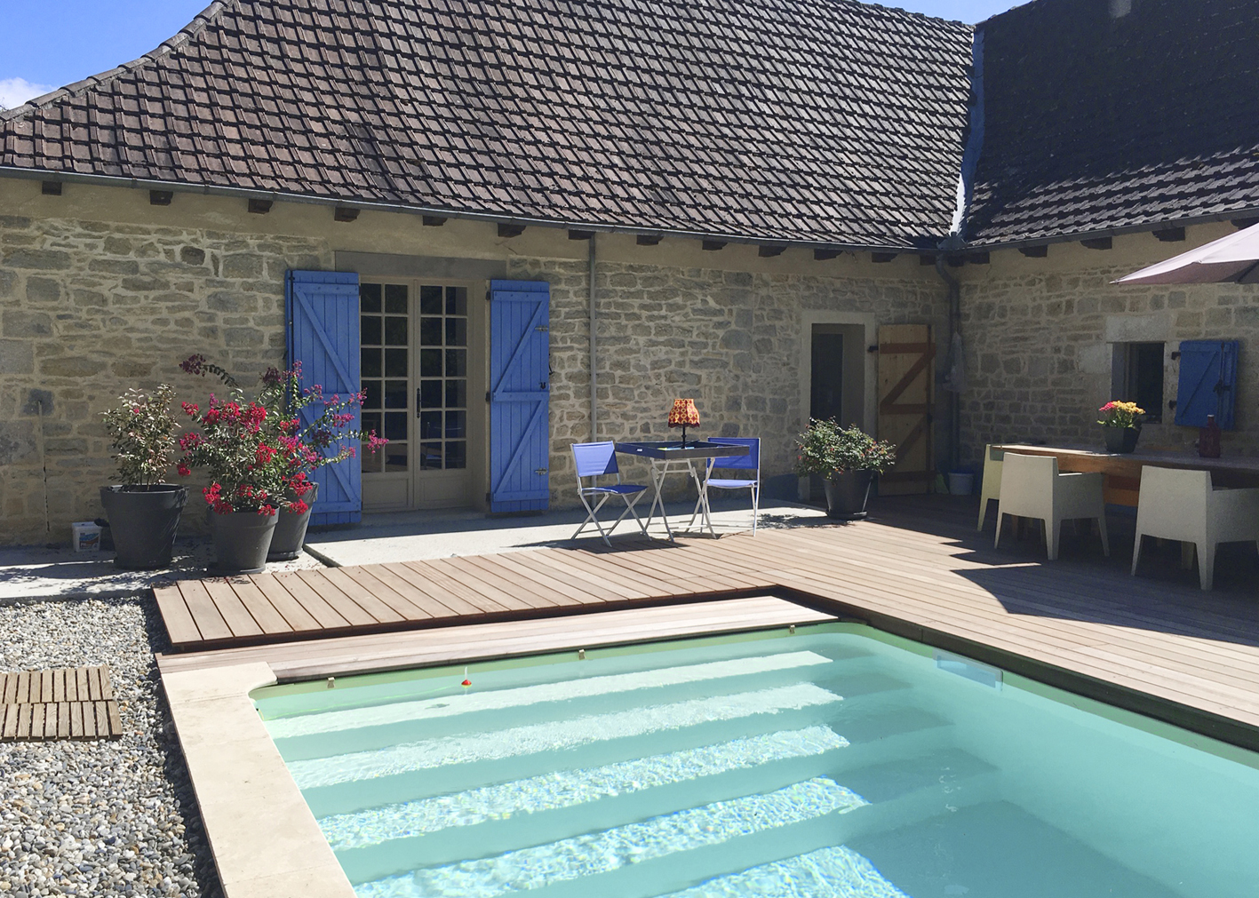LA MAISON AUX VOLETS BLEU